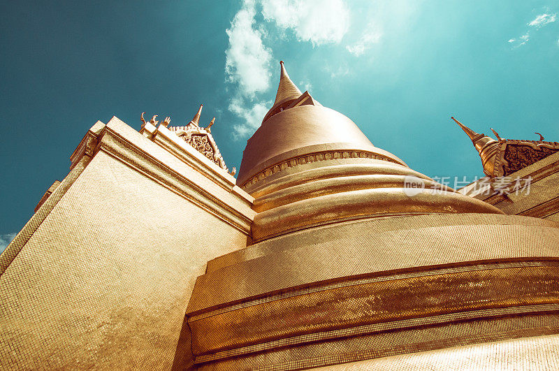 低角度的Wat Phra Kaew金塔，泰国